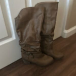 Up to knee women's boot. Size 7. Tan/brown
